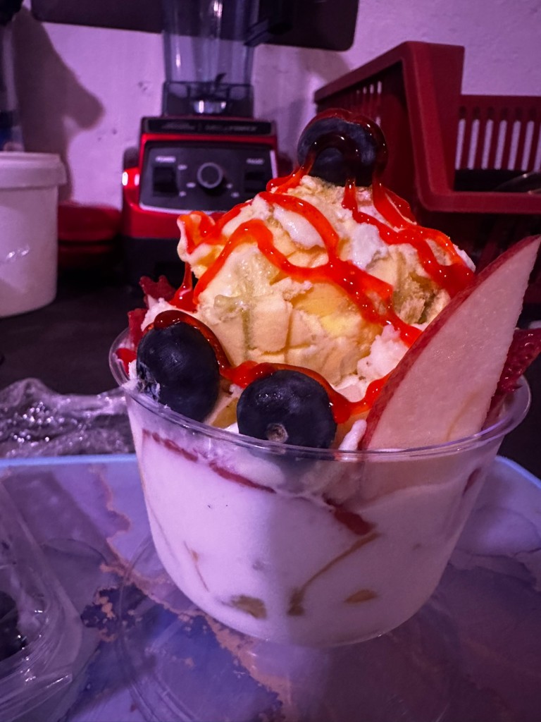 Copa con helado de maracuyá, arándanos y salsa de frutos rojos
