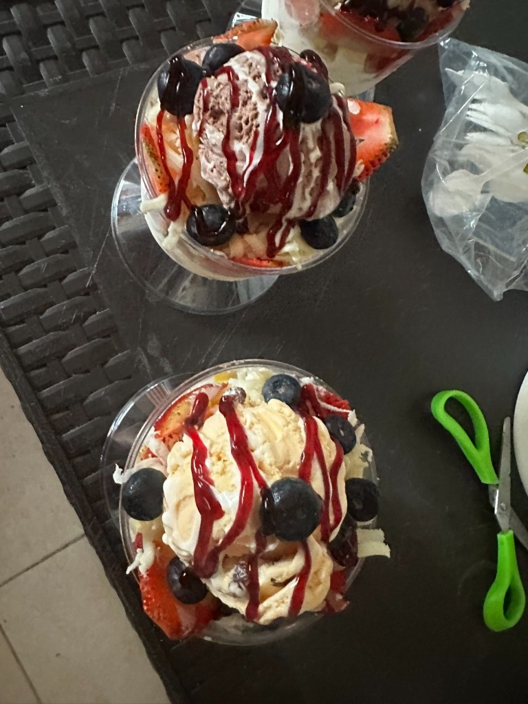 Copas de helado con frutos rojos, arándanos y salsa de mora