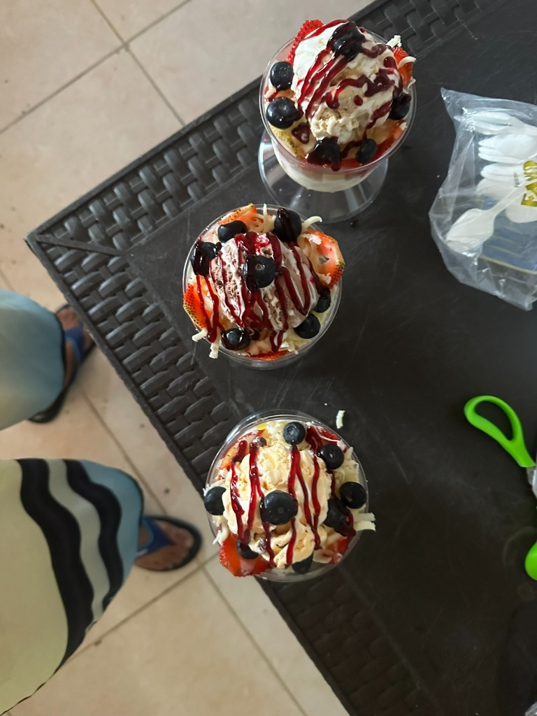Tres copas de helado artesanal con fresa y arándanos