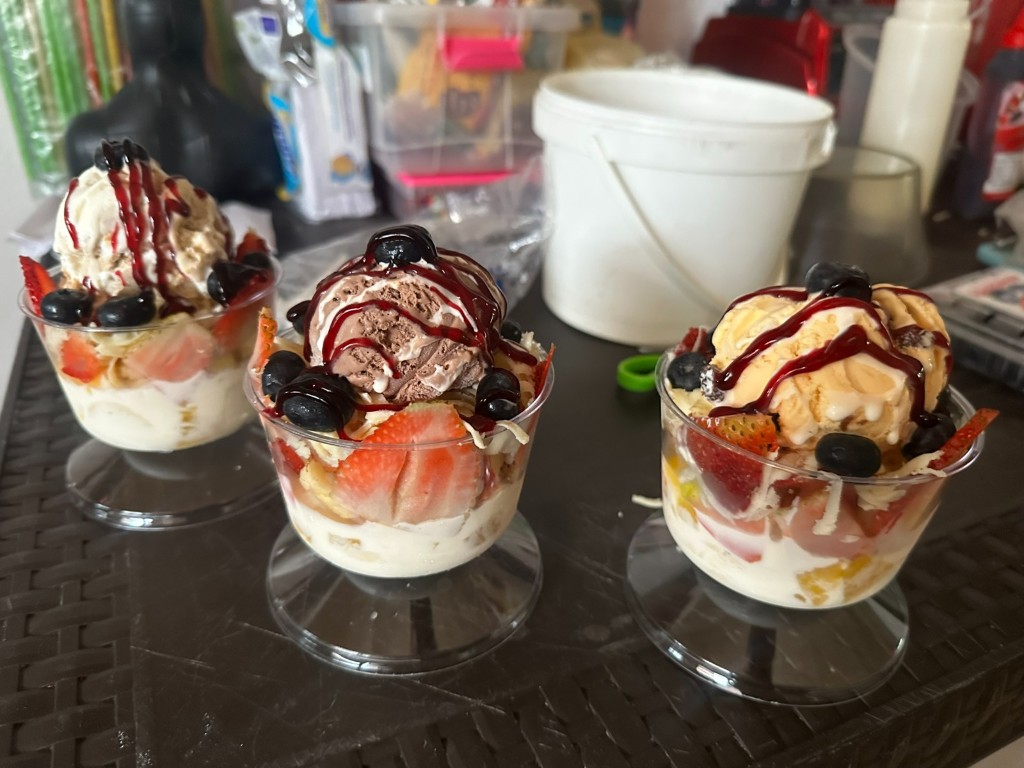 Variedad de copas de helado con chocolate, vainilla y frutos rojos