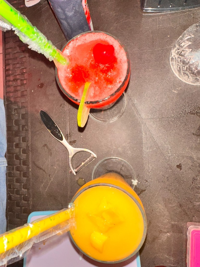 Granizados de fruta roja y mango en vaso alto