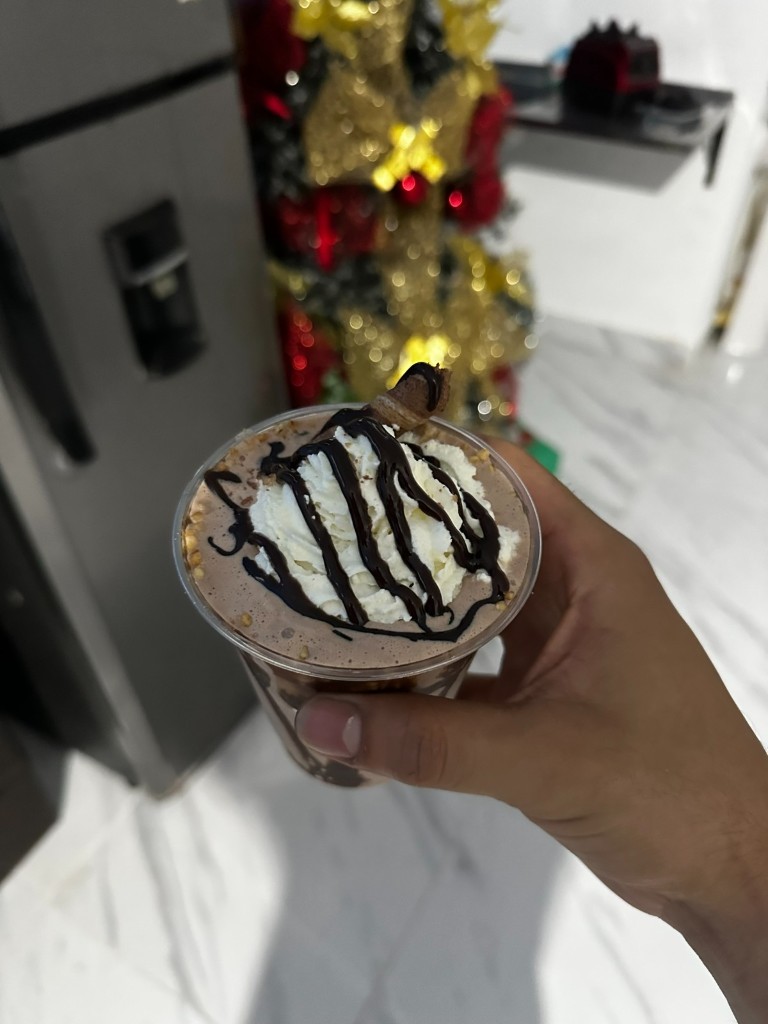 Malteada de chocolate con crema batida y barquillo